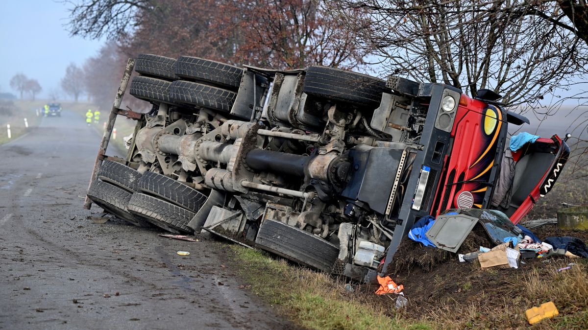 Řidič na Brněnsku převrátil nákladní auto. Na místě zemřel
